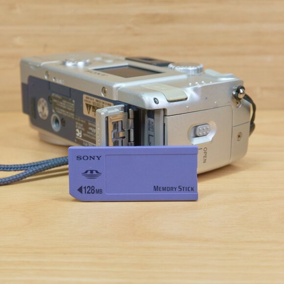 Sony Cyber-shot DSC-P71 3.2MP Digital Camera, 3X Optical Zoom, Made in Japan - Picture 8 of 8